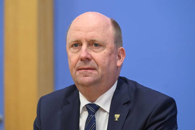 ABB BPK- Uwe Becker, Beauftragter der Hessischen Landesregierung für Juedisches Leben Thema Vorstellung Entschieden gegen Antisemitismus Gutachten zum Gesetzentwurf zur Strafbarkeit der Leugnung des Existenzrechts Israels auf der BPK Bundespressekonferenz in Berlin am 01.10.2026 Berlin Deutschland