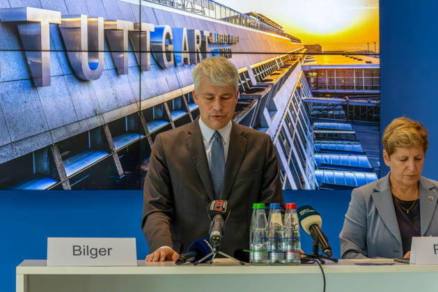 Mehr Sicherheit am Flughafen Stuttgart: Neues Drohnendetektionss, Am Flughafen Stuttgart ist ein neues System zur Drohnendetektion in Betrieb genommen worden. Die Technik kann Drohnen und deren Flugbewegungen erkennen sowie in vielen Fällen auch den Standort der Fernsteuerung beziehungsweise des Piloten lokalisieren. Die gewonnenen Daten fließen in ein gemeinsames Lagebild für Flugsicherung, Flughafen und Sicherheitsbehörden ein. Bundesverkehrsminister Steffen Bilger (CDU) und Baden-Württembergs Verkehrsministerin Nicola Razavi (CDU) informieren bei einem Pressestatement über die neue Technik und deren Bedeutung für die Sicherheit des Luftverkehrs. Stuttgart Baden-Württemberg Deutschland Stuttgart