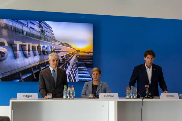 Mehr Sicherheit am Flughafen Stuttgart: Neues Drohnendetektionss, Am Flughafen Stuttgart ist ein neues System zur Drohnendetektion in Betrieb genommen worden. Die Technik kann Drohnen und deren Flugbewegungen erkennen sowie in vielen Fällen auch den Standort der Fernsteuerung beziehungsweise des Piloten lokalisieren. Die gewonnenen Daten fließen in ein gemeinsames Lagebild für Flugsicherung, Flughafen und Sicherheitsbehörden ein. Bundesverkehrsminister Steffen Bilger (CDU) und Baden-Württembergs Verkehrsministerin Nicola Razavi (CDU) informieren bei einem Pressestatement über die neue Technik und deren Bedeutung für die Sicherheit des Luftverkehrs. Stuttgart Baden-Württemberg Deutschland Stuttgart