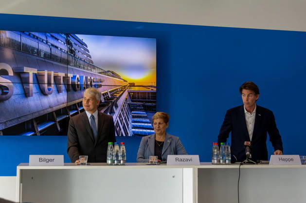 Mehr Sicherheit am Flughafen Stuttgart: Neues Drohnendetektionss, Am Flughafen Stuttgart ist ein neues System zur Drohnendetektion in Betrieb genommen worden. Die Technik kann Drohnen und deren Flugbewegungen erkennen sowie in vielen Fällen auch den Standort der Fernsteuerung beziehungsweise des Piloten lokalisieren. Die gewonnenen Daten fließen in ein gemeinsames Lagebild für Flugsicherung, Flughafen und Sicherheitsbehörden ein. Bundesverkehrsminister Steffen Bilger (CDU) und Baden-Württembergs Verkehrsministerin Nicola Razavi (CDU) informieren bei einem Pressestatement über die neue Technik und deren Bedeutung für die Sicherheit des Luftverkehrs. Stuttgart Baden-Württemberg Deutschland Stuttgart