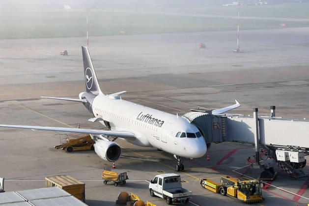 Mehr Sicherheit am Flughafen Stuttgart: Neues Drohnendetektionss, Am Flughafen Stuttgart ist ein neues System zur Drohnendetektion in Betrieb genommen worden. Die Technik kann Drohnen und deren Flugbewegungen erkennen sowie in vielen Fällen auch den Standort der Fernsteuerung beziehungsweise des Piloten lokalisieren. Die gewonnenen Daten fließen in ein gemeinsames Lagebild für Flugsicherung, Flughafen und Sicherheitsbehörden ein. Bundesverkehrsminister Steffen Bilger (CDU) und Baden-Württembergs Verkehrsministerin Nicola Razavi (CDU) informieren bei einem Pressestatement über die neue Technik und deren Bedeutung für die Sicherheit des Luftverkehrs. Stuttgart Baden-Württemberg Deutschland Stuttgart