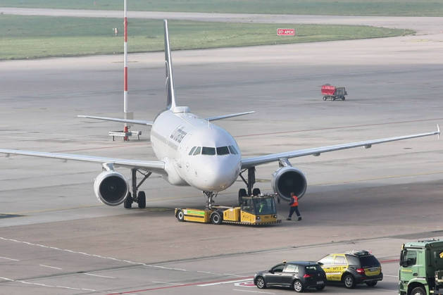 Mehr Sicherheit am Flughafen Stuttgart: Neues Drohnendetektionss, Am Flughafen Stuttgart ist ein neues System zur Drohnendetektion in Betrieb genommen worden. Die Technik kann Drohnen und deren Flugbewegungen erkennen sowie in vielen Fällen auch den Standort der Fernsteuerung beziehungsweise des Piloten lokalisieren. Die gewonnenen Daten fließen in ein gemeinsames Lagebild für Flugsicherung, Flughafen und Sicherheitsbehörden ein. Bundesverkehrsminister Steffen Bilger (CDU) und Baden-Württembergs Verkehrsministerin Nicola Razavi (CDU) informieren bei einem Pressestatement über die neue Technik und deren Bedeutung für die Sicherheit des Luftverkehrs. Stuttgart Baden-Württemberg Deutschland Stuttgart
