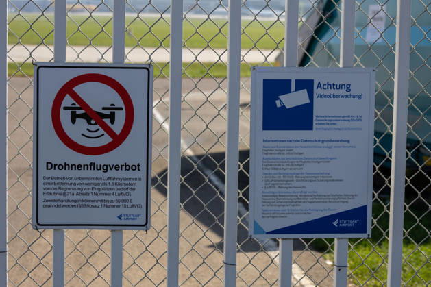 Mehr Sicherheit am Flughafen Stuttgart: Neues Drohnendetektionss, Am Flughafen Stuttgart ist ein neues System zur Drohnendetektion in Betrieb genommen worden. Die Technik kann Drohnen und deren Flugbewegungen erkennen sowie in vielen Fällen auch den Standort der Fernsteuerung beziehungsweise des Piloten lokalisieren. Die gewonnenen Daten fließen in ein gemeinsames Lagebild für Flugsicherung, Flughafen und Sicherheitsbehörden ein. Bundesverkehrsminister Steffen Bilger (CDU) und Baden-Württembergs Verkehrsministerin Nicola Razavi (CDU) informieren bei einem Pressestatement über die neue Technik und deren Bedeutung für die Sicherheit des Luftverkehrs. Stuttgart Baden-Württemberg Deutschland Stuttgart