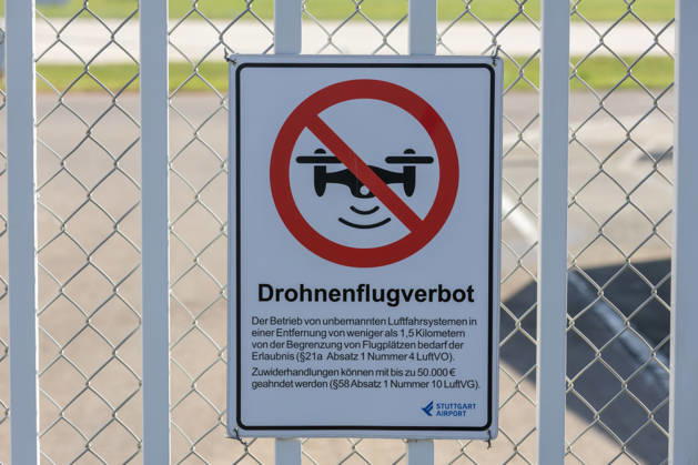 Mehr Sicherheit am Flughafen Stuttgart: Neues Drohnendetektionss, Am Flughafen Stuttgart ist ein neues System zur Drohnendetektion in Betrieb genommen worden. Die Technik kann Drohnen und deren Flugbewegungen erkennen sowie in vielen Fällen auch den Standort der Fernsteuerung beziehungsweise des Piloten lokalisieren. Die gewonnenen Daten fließen in ein gemeinsames Lagebild für Flugsicherung, Flughafen und Sicherheitsbehörden ein. Bundesverkehrsminister Steffen Bilger (CDU) und Baden-Württembergs Verkehrsministerin Nicola Razavi (CDU) informieren bei einem Pressestatement über die neue Technik und deren Bedeutung für die Sicherheit des Luftverkehrs. Stuttgart Baden-Württemberg Deutschland Stuttgart