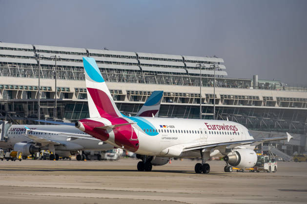Mehr Sicherheit am Flughafen Stuttgart: Neues Drohnendetektionss, Am Flughafen Stuttgart ist ein neues System zur Drohnendetektion in Betrieb genommen worden. Die Technik kann Drohnen und deren Flugbewegungen erkennen sowie in vielen Fällen auch den Standort der Fernsteuerung beziehungsweise des Piloten lokalisieren. Die gewonnenen Daten fließen in ein gemeinsames Lagebild für Flugsicherung, Flughafen und Sicherheitsbehörden ein. Bundesverkehrsminister Steffen Bilger (CDU) und Baden-Württembergs Verkehrsministerin Nicola Razavi (CDU) informieren bei einem Pressestatement über die neue Technik und deren Bedeutung für die Sicherheit des Luftverkehrs. Stuttgart Baden-Württemberg Deutschland Stuttgart