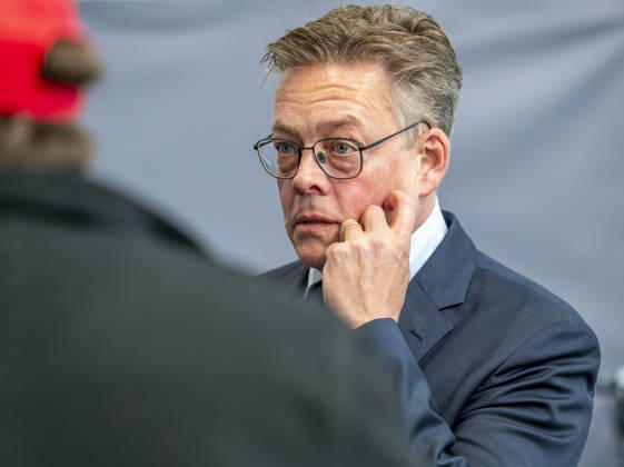 Konstantin von Notz - Anhörung der Nachrichtendienste EUR, Deutschland, Berlin, 05.10.2026: Konstantin von Notz vor der Anhörung der Geheimdienste. Anhörung der Präsidenten der Nachrichtendienste des Bundes. Das Parlamentarische Kontrollgremium kontrolliert die nachrichtendienstliche Tätigkeit des Bundes.
