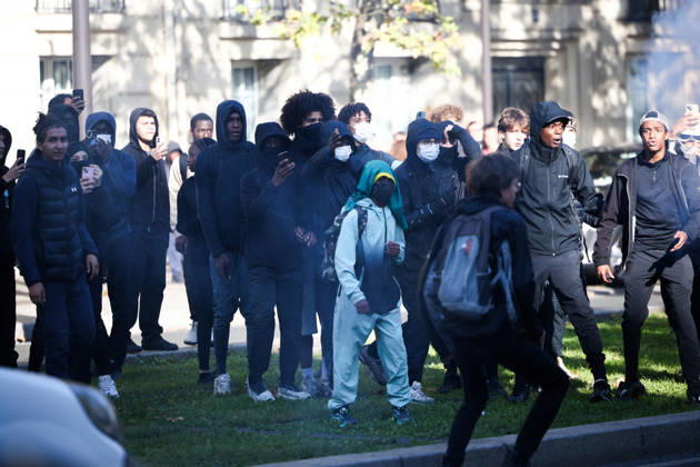 Clashes With Police During Student Protest - Paris Clashes between protesters and police during the student demonstration between the Lycee Paul Valéry and the Lycée Elisa Lemonnier in the 12th arrondissement of Paris, France on October 5, 2026. Students continue their protest to demand the hiring of substitute teachers, increased resources, and decent learning conditions. Photo by Raphael Lafargue ABACAPRESS.COM Paris France  Copyright: xLafarguexRaphael ABACAx