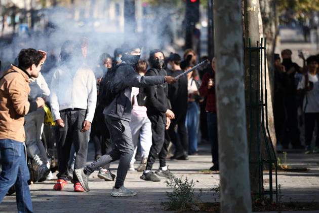 Clashes With Police During Student Protest - Paris Clashes between protesters and police during the student demonstration between the Lycee Paul Valéry and the Lycée Elisa Lemonnier in the 12th arrondissement of Paris, France on October 5, 2026. Students continue their protest to demand the hiring of substitute teachers, increased resources, and decent learning conditions. Photo by Raphael Lafargue ABACAPRESS.COM Paris France  Copyright: xLafarguexRaphael ABACAx