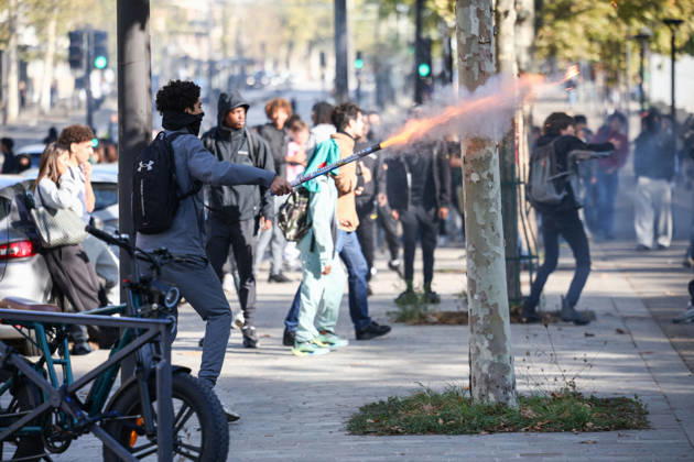 Clashes With Police During Student Protest - Paris Clashes between protesters and police during the student demonstration between the Lycee Paul Valéry and the Lycée Elisa Lemonnier in the 12th arrondissement of Paris, France on October 5, 2026. Students continue their protest to demand the hiring of substitute teachers, increased resources, and decent learning conditions. Photo by Raphael Lafargue ABACAPRESS.COM Paris France  Copyright: xLafarguexRaphael ABACAx
