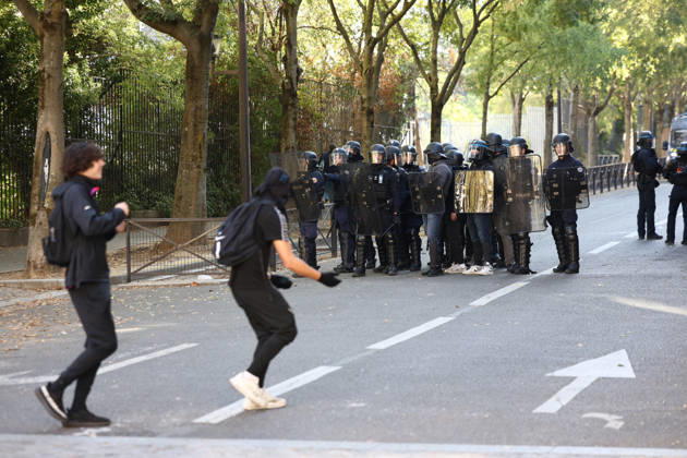 Clashes With Police During Student Protest - Paris Clashes between protesters and police during the student demonstration between the Lycee Paul Valéry and the Lycée Elisa Lemonnier in the 12th arrondissement of Paris, France on October 5, 2026. Students continue their protest to demand the hiring of substitute teachers, increased resources, and decent learning conditions. Photo by Raphael Lafargue ABACAPRESS.COM Paris France  Copyright: xLafarguexRaphael ABACAx