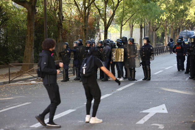 Clashes With Police During Student Protest - Paris Clashes between protesters and police during the student demonstration between the Lycee Paul Valéry and the Lycée Elisa Lemonnier in the 12th arrondissement of Paris, France on October 5, 2026. Students continue their protest to demand the hiring of substitute teachers, increased resources, and decent learning conditions. Photo by Raphael Lafargue ABACAPRESS.COM Paris France Copyright: xLafarguexRaphael ABACAx