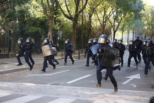 Clashes With Police During Student Protest - Paris Clashes between protesters and police during the student demonstration between the Lycee Paul Valéry and the Lycée Elisa Lemonnier in the 12th arrondissement of Paris, France on October 5, 2026. Students continue their protest to demand the hiring of substitute teachers, increased resources, and decent learning conditions. Photo by Raphael Lafargue ABACAPRESS.COM Paris France  Copyright: xLafarguexRaphael ABACAx