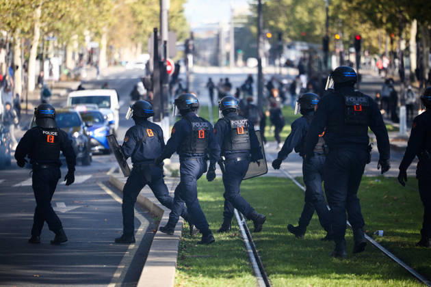 Clashes With Police During Student Protest - Paris Clashes between protesters and police during the student demonstration between the Lycee Paul Valéry and the Lycée Elisa Lemonnier in the 12th arrondissement of Paris, France on October 5, 2026. Students continue their protest to demand the hiring of substitute teachers, increased resources, and decent learning conditions. Photo by Raphael Lafargue ABACAPRESS.COM Paris France  Copyright: xLafarguexRaphael ABACAx