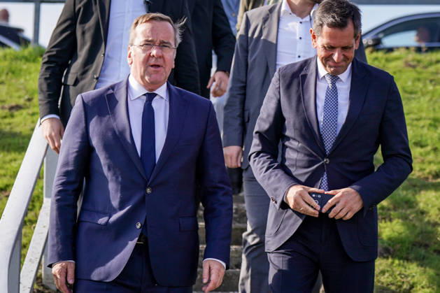 Deutschland, Emden: Bundesverteidigungsminister Boris Pistorius (links) und Niedersachsens Ministerpräsident Olaf Lies (rechts) bei der Pressekonferenz zur Bekanntgabe der Entscheidung über die Einrichtung eines zweiten Marinestützpunktes der Deutschen Marine an der Nordseeküste. Emden wird Standort des neuen Marinestützpunktes. Copyright: xJOERANxSTEINSIEKx