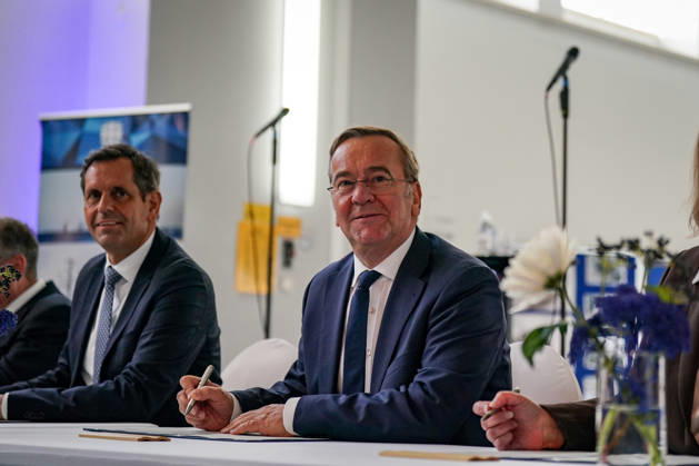 Deutschland, Emden: Bundesverteidigungsminister Boris Pistorius (Mitte) und Niedersachsens Ministerpräsident Olaf Lies (links) bei der Unterzeichnung eines Letter of Intent zur Einrichtung eines zweiten Marinestützpunktes der Deutschen Marine an der Nordseeküste. Emden wird Standort des neuen Marinestützpunktes. Unterzeichnung, Letter of Intent, Absichtserklärung, Boris Pistorius, Olaf Lies, Bundeswehr, Deutsche Marine, Marinestützpunkt, Emden. Copyright: xJOERANxSTEINSIEKx