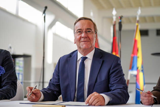Deutschland, Emden: Bundesverteidigungsminister Boris Pistorius (Mitte) und Niedersachsens Ministerpräsident Olaf Lies (links) bei der Unterzeichnung eines Letter of Intent zur Einrichtung eines zweiten Marinestützpunktes der Deutschen Marine an der Nordseeküste. Emden wird Standort des neuen Marinestützpunktes. Unterzeichnung, Letter of Intent, Absichtserklärung, Boris Pistorius, Olaf Lies, Bundeswehr, Deutsche Marine, Marinestützpunkt, Emden. Copyright: xJOERANxSTEINSIEKx