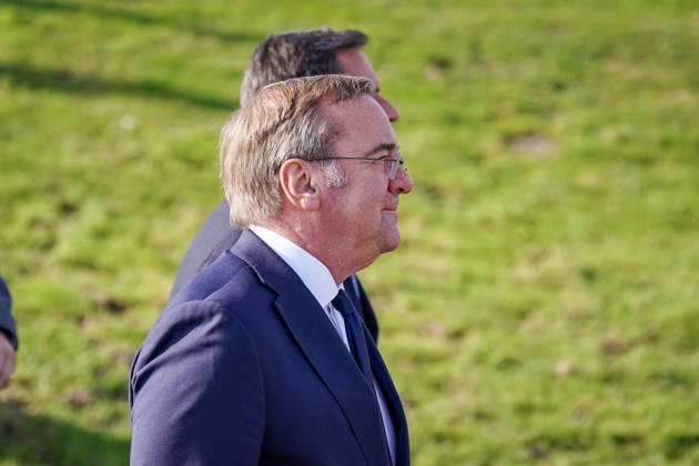 Deutschland, Emden: Bundesverteidigungsminister Boris Pistorius im Profil während des Pressetermins zur Bekanntgabe der Entscheidung über die Einrichtung eines zweiten Marinestützpunktes der Deutschen Marine an der Nordseeküste. Porträt, Seitenprofil, Boris Pistorius, Bundesverteidigungsminister, Bundesregierung, Bundeswehr, Deutsche Marine, Marinestützpunkt, Standortentscheidung, Verteidigung, Sicherheitspolitik, Emden, Niedersachsen. Copyright: xJOERANxSTEINSIEKx