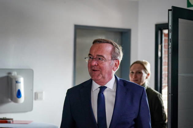 Deutschland, Emden: Bundesverteidigungsminister Boris Pistorius beim Eintreffen zum Pressetermin zur Bekanntgabe der Entscheidung über die Einrichtung eines zweiten Marinestützpunktes der Deutschen Marine an der Nordseeküste. Emden wird Standort des neuen Marinestützpunktes. Boris Pistorius, Porträt, Ankunft, Bundesverteidigungsminister, Bundesregierung, Bundeswehr, Deutsche Marine, Marinestützpunkt, Standortentscheidung, Emden, Niedersachsen. Copyright: xJOERANxSTEINSIEKx