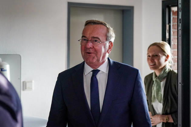 Deutschland, Emden: Bundesverteidigungsminister Boris Pistorius beim Eintreffen zum Pressetermin zur Bekanntgabe der Entscheidung über die Einrichtung eines zweiten Marinestützpunktes der Deutschen Marine an der Nordseeküste. Emden wird Standort des neuen Marinestützpunktes. Boris Pistorius, Porträt, Ankunft, Bundesverteidigungsminister, Bundesregierung, Bundeswehr, Deutsche Marine, Marinestützpunkt, Standortentscheidung, Emden, Niedersachsen. Copyright: xJOERANxSTEINSIEKx