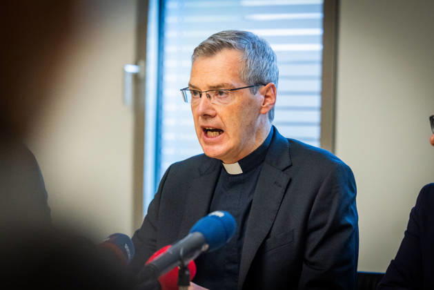 Forscher der Uni Muenster haben eine Pilotstudie zu geistlich-spirituellem Missbrauch in der katholischen Kirche vorgelegt. Der Vorsitzende der Bischofskonferenz, Heiner Wilmer (Foto), reagiert auf die Ergebnisse und fordert die Anerkennung geistlichen Missbrauchs als eigenstaendige Form von Gewalt im Kirchenrecht waehrend einer Pressekonferenz der Bistuemer Muenster (Münster) und Osnabrueck (Osnabrück) sowie der Deutschen Bischofskonferenz und Thuiner Franziskanerinnen zu den Ergebnissen der Studie am 5. Oktober 2026 in Muenster (Münster) (Foto vom 05.10.2026). Er wolle sich im Vatikan fuer eine Strafbarkeit von geistlichem Missbrauch einsetzen. (Siehe epd-Meldung vom 05.10.2026) EDITORIAL USE ONLY