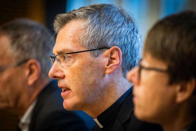 Forscher der Uni Muenster haben eine Pilotstudie zu geistlich-spirituellem Missbrauch in der katholischen Kirche vorgelegt. Der Vorsitzende der Bischofskonferenz, Heiner Wilmer (Foto), reagiert auf die Ergebnisse und fordert die Anerkennung geistlichen Missbrauchs als eigenstaendige Form von Gewalt im Kirchenrecht waehrend einer Pressekonferenz der Bistuemer Muenster (Münster) und Osnabrueck (Osnabrück) sowie der Deutschen Bischofskonferenz und Thuiner Franziskanerinnen zu den Ergebnissen der Studie am 5. Oktober 2026 in Muenster (Münster) (Foto vom 05.10.2026). Er wolle sich im Vatikan fuer eine Strafbarkeit von geistlichem Missbrauch einsetzen. (Siehe epd-Meldung vom 05.10.2026) EDITORIAL USE ONLY