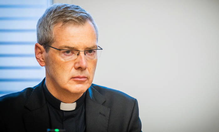 Forscher der Uni Muenster haben eine Pilotstudie zu geistlich-spirituellem Missbrauch in der katholischen Kirche vorgelegt. Der Vorsitzende der Bischofskonferenz, Heiner Wilmer (Foto), reagiert auf die Ergebnisse und fordert die Anerkennung geistlichen Missbrauchs als eigenstaendige Form von Gewalt im Kirchenrecht waehrend einer Pressekonferenz der Bistuemer Muenster (Münster) und Osnabrueck (Osnabrück) sowie der Deutschen Bischofskonferenz und Thuiner Franziskanerinnen zu den Ergebnissen der Studie am 5. Oktober 2026 in Muenster (Münster) (Foto vom 05.10.2026). Er wolle sich im Vatikan fuer eine Strafbarkeit von geistlichem Missbrauch einsetzen. (Siehe epd-Meldung vom 05.10.2026) EDITORIAL USE ONLY