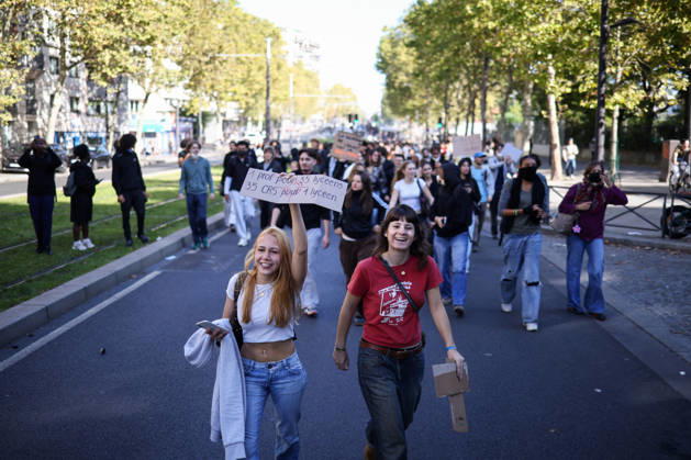 Clashes With Police During Student Protest - Paris Clashes between protesters and police during the student demonstration between the Lycee Paul Valéry and the Lycée Elisa Lemonnier in the 12th arrondissement of Paris, France on October 5, 2026. Students continue their protest to demand the hiring of substitute teachers, increased resources, and decent learning conditions. Photo by Raphael Lafargue ABACAPRESS.COM Paris France  Copyright: xLafarguexRaphael ABACAx