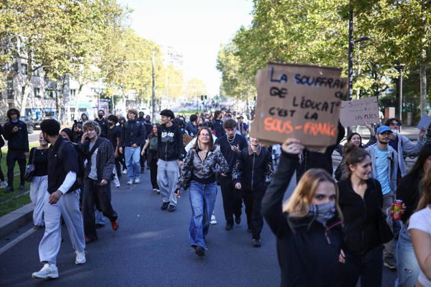 Clashes With Police During Student Protest - Paris Clashes between protesters and police during the student demonstration between the Lycee Paul Valéry and the Lycée Elisa Lemonnier in the 12th arrondissement of Paris, France on October 5, 2026. Students continue their protest to demand the hiring of substitute teachers, increased resources, and decent learning conditions. Photo by Raphael Lafargue ABACAPRESS.COM Paris France Copyright: xLafarguexRaphael ABACAx