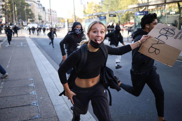 Clashes With Police During Student Protest - Paris Clashes between protesters and police during the student demonstration between the Lycee Paul Valéry and the Lycée Elisa Lemonnier in the 12th arrondissement of Paris, France on October 5, 2026. Students continue their protest to demand the hiring of substitute teachers, increased resources, and decent learning conditions. Photo by Raphael Lafargue ABACAPRESS.COM Paris France Copyright: xLafarguexRaphael ABACAx
