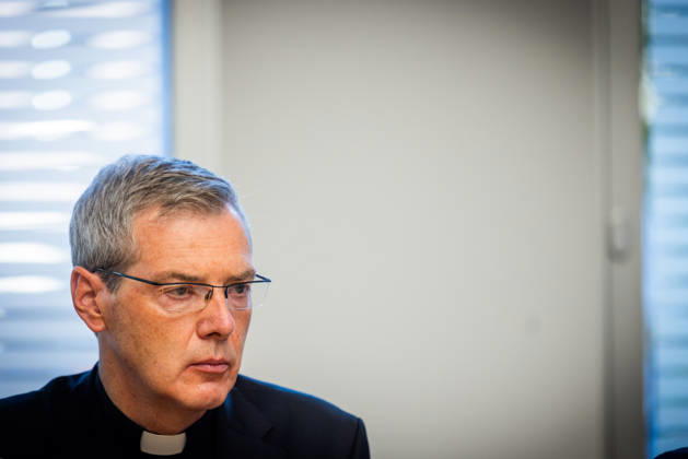 Forscher der Uni Muenster haben eine Pilotstudie zu geistlich-spirituellem Missbrauch in der katholischen Kirche vorgelegt. Der Vorsitzende der Bischofskonferenz, Heiner Wilmer (Foto), reagiert auf die Ergebnisse und fordert die Anerkennung geistlichen Missbrauchs als eigenstaendige Form von Gewalt im Kirchenrecht waehrend einer Pressekonferenz der Bistuemer Muenster (Münster) und Osnabrueck (Osnabrück) sowie der Deutschen Bischofskonferenz und Thuiner Franziskanerinnen zu den Ergebnissen der Studie am 5. Oktober 2026 in Muenster (Münster) (Foto vom 05.10.2026). Er wolle sich im Vatikan fuer eine Strafbarkeit von geistlichem Missbrauch einsetzen. (Siehe epd-Meldung vom 05.10.2026) EDITORIAL USE ONLY