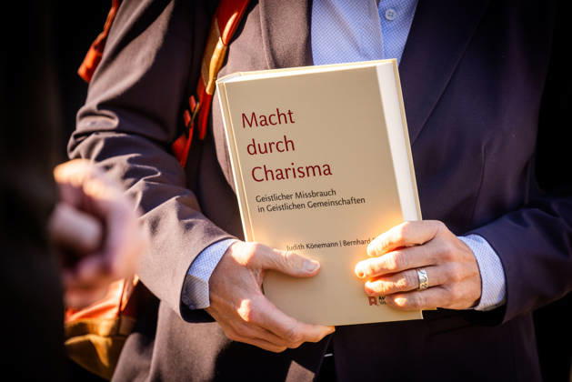 Beate Gilles, Generalsekretaerin der Deutschen Bischofskonferenz, traegt die Studie Macht durch Charisma. Geistlicher Missbrauch in Geistlichen Gemeinschaften der Muensteraner Theologen Judith Koenemann und Bernhard Frings, am Rande einer Pressekonferenz der Bistuemer Muenster (Münster) und Osnabrueck (Osnabrück) sowie der Deutschen Bischofskonferenz und Thuiner Franziskanerinnen am 5. Oktober 2026 in Muenster (Münster) (Foto vom 05.10.2026). (Siehe epd-Meldungen vom 05.10.2026) EDITORIAL USE ONLY