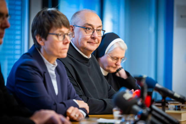 Beate Gilles, Generalsekretaerin der Deutschen Bischofskonferenz (v.l.n.r.), Bischof Dominicus Meier, Bischof von Osnabrueck, und Sr. Maria Cordis Reiker, Generaloberin der Thuiner Franziskanerinnen, waehrend einer Pressekonferenz der Bistuemer Muenster (Münster) und Osnabrueck (Osnabrück) sowie der Deutschen Bischofskonferenz und Thuiner Franziskanerinnen zu den Ergebnissen einer Studie ueber geistlichen Missbrauch in katholischen geistlichen Gemeinschaften am 5. Oktober 2026 in Muenster (Münster) (Foto vom 05.10.2026). (Siehe epd-Meldungen vom 05.10.2026) EDITORIAL USE ONLY