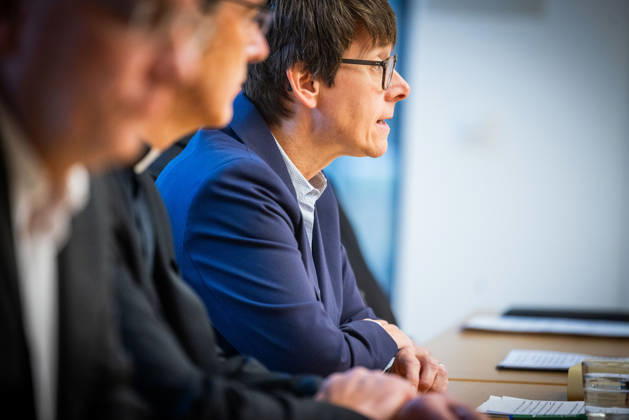 Beate Gilles, Generalsekretaerin der Deutschen Bischofskonferenz (r), waehrend einer Pressekonferenz der Bistuemer Muenster (Münster) und Osnabrueck (Osnabrück) sowie der Deutschen Bischofskonferenz und Thuiner Franziskanerinnen zu den Ergebnissen einer Studie ueber geistlichen Missbrauch in katholischen geistlichen Gemeinschaften am 5. Oktober 2026 in Muenster (Münster) (Foto vom 05.10.2026). (Siehe epd-Meldungen vom 05.10.2026) EDITORIAL USE ONLY