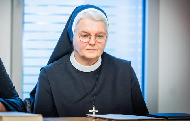 Sr. Maria Cordis Reiker, Generaloberin der Thuiner Franziskanerinnen, waehrend einer Pressekonferenz der Bistuemer Muenster (Münster) und Osnabrueck (Osnabrück) sowie der Deutschen Bischofskonferenz und Thuiner Franziskanerinnen zu den Ergebnissen einer Studie ueber geistlichen Missbrauch in katholischen geistlichen Gemeinschaften am 5. Oktober 2026 in Muenster (Münster) (Foto vom 05.10.2026). (Siehe epd-Meldungen vom 05.10.2026) EDITORIAL USE ONLY