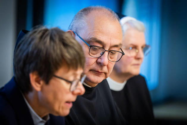 Beate Gilles, Generalsekretaerin der Deutschen Bischofskonferenz (v.l.n.r.), Bischof Dominicus Meier, Bischof von Osnabrueck, und Sr. Maria Cordis Reiker, Generaloberin der Thuiner Franziskanerinnen, waehrend einer Pressekonferenz der Bistuemer Muenster (Münster) und Osnabrueck (Osnabrück) sowie der Deutschen Bischofskonferenz und Thuiner Franziskanerinnen zu den Ergebnissen einer Studie ueber geistlichen Missbrauch in katholischen geistlichen Gemeinschaften am 5. Oktober 2026 in Muenster (Münster) (Foto vom 05.10.2026). (Siehe epd-Meldungen vom 05.10.2026) EDITORIAL USE ONLY