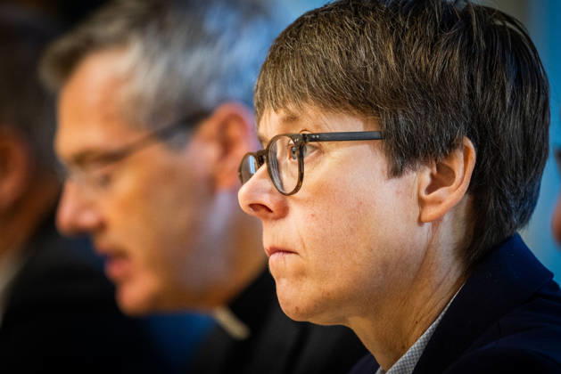 Beate Gilles, Generalsekretaerin der Deutschen Bischofskonferenz (r) und Bischof Heiner Wilmer, Bischof von Muenster und Vorsitzender der katholischen Deutschen Bischofskonferenz (l.) waehrend einer Pressekonferenz der Bistuemer Muenster (Münster) und Osnabrueck (Osnabrück) sowie der Deutschen Bischofskonferenz und Thuiner Franziskanerinnen zu den Ergebnissen einer Studie ueber geistlichen Missbrauch in katholischen geistlichen Gemeinschaften am 5. Oktober 2026 in Muenster (Münster) (Foto vom 05.10.2026). (Siehe epd-Meldungen vom 05.10.2026) EDITORIAL USE ONLY