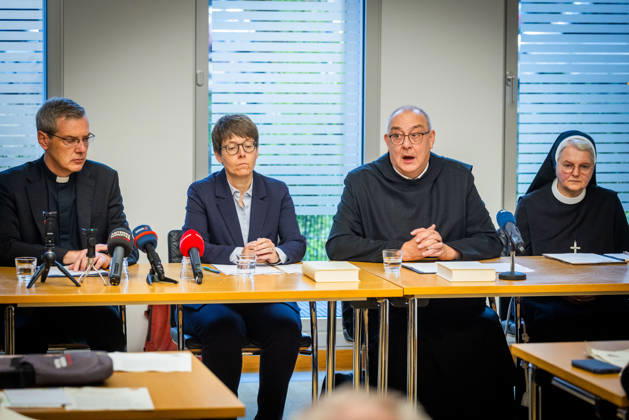 Bischof Heiner Wilmer, Bischof von Muenster und Vorsitzender der katholischen Deutschen Bischofskonferenz (v.l.n.r.), Beate Gilles, Generalsekretaerin der Deutschen Bischofskonferenz, Bischof Dominicus Meier, Bischof von Osnabrueck, und Sr. Maria Cordis Reiker, Generaloberin der Thuiner Franziskanerinnen, waehrend einer Pressekonferenz der Bistuemer Muenster (Münster) und Osnabrueck (Osnabrück) sowie der Deutschen Bischofskonferenz und Thuiner Franziskanerinnen zu den Ergebnissen einer Studie ueber geistlichen Missbrauch in katholischen geistlichen Gemeinschaften am 5. Oktober 2026 in Muenster (Münster) (Foto vom 05.10.2026). (Siehe epd-Meldungen vom 05.10.2026) EDITORIAL USE ONLY