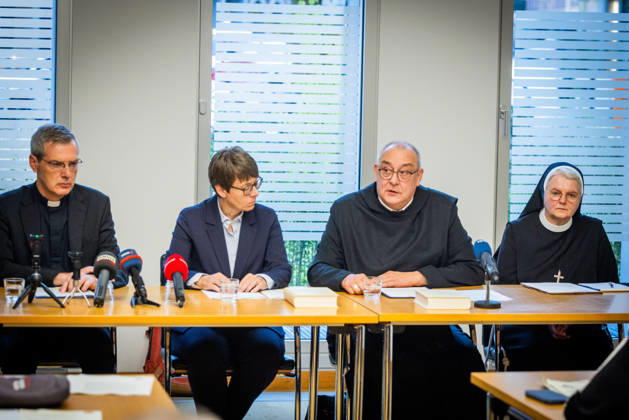 Bischof Heiner Wilmer, Bischof von Muenster und Vorsitzender der katholischen Deutschen Bischofskonferenz (v.l.n.r.), Beate Gilles, Generalsekretaerin der Deutschen Bischofskonferenz, Bischof Dominicus Meier, Bischof von Osnabrueck, und Sr. Maria Cordis Reiker, Generaloberin der Thuiner Franziskanerinnen, waehrend einer Pressekonferenz der Bistuemer Muenster (Münster) und Osnabrueck (Osnabrück) sowie der Deutschen Bischofskonferenz und Thuiner Franziskanerinnen zu den Ergebnissen einer Studie ueber geistlichen Missbrauch in katholischen geistlichen Gemeinschaften am 5. Oktober 2026 in Muenster (Münster) (Foto vom 05.10.2026). (Siehe epd-Meldungen vom 05.10.2026) EDITORIAL USE ONLY