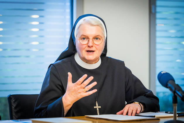 Sr. Maria Cordis Reiker, Generaloberin der Thuiner Franziskanerinnen, waehrend einer Pressekonferenz der Bistuemer Muenster (Münster) und Osnabrueck (Osnabrück) sowie der Deutschen Bischofskonferenz und Thuiner Franziskanerinnen zu den Ergebnissen einer Studie ueber geistlichen Missbrauch in katholischen geistlichen Gemeinschaften am 5. Oktober 2026 in Muenster (Münster) (Foto vom 05.10.2026). (Siehe epd-Meldungen vom 05.10.2026) EDITORIAL USE ONLY