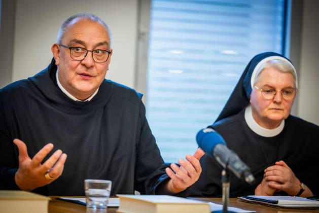 Bischof Dominicus Meier (l), Bischof von Osnabrueck, und Sr. Maria Cordis Reiker, Generaloberin der Thuiner Franziskanerinnen, waehrend einer Pressekonferenz der Bistuemer Muenster (Münster) und Osnabrueck (Osnabrück) sowie der Deutschen Bischofskonferenz und Thuiner Franziskanerinnen zu den Ergebnissen einer Studie ueber geistlichen Missbrauch in katholischen geistlichen Gemeinschaften am 5. Oktober 2026 in Muenster (Münster) (Foto vom 05.10.2026). (Siehe epd-Meldungen vom 05.10.2026) EDITORIAL USE ONLY