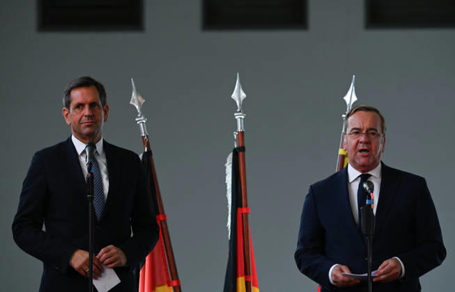 Marine bekommt neuen Hafen in Emden Boris Pistorius (SPD), Bundesminister der Verteidigung, spricht bei einer Pressekonferenz im Hauptschöpfwerk Knock, neben ihn steht Olaf Lies (SPD), Ministerpräsident von Niedersachsen. Boris Pistorius(SPD) hat heute bekannt gegeben, dass in Emden ein neuer Marinehafen entstehen soll. Die Marine soll im Zuge einer neuen Strategie aufgerüstet werden und braucht einen weiteren Hafen in der Nordsee. Emden Niedersachsen Deutschland