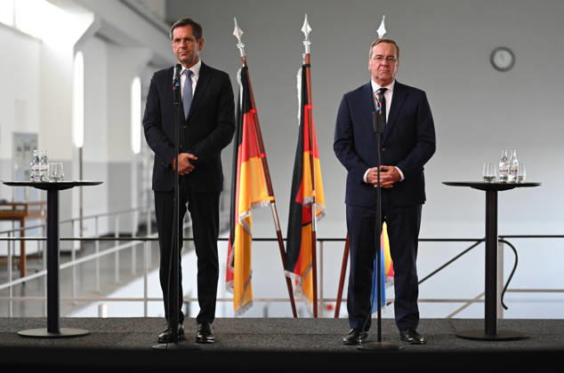 Marine bekommt neuen Hafen in Emden Boris Pistorius (SPD), Bundesminister der Verteidigung, spricht bei einer Pressekonferenz im Hauptschöpfwerk Knock, neben ihn steht Olaf Lies (SPD), Ministerpräsident von Niedersachsen. Boris Pistorius(SPD) hat heute bekannt gegeben, dass in Emden ein neuer Marinehafen entstehen soll. Die Marine soll im Zuge einer neuen Strategie aufgerüstet werden und braucht einen weiteren Hafen in der Nordsee. Emden Niedersachsen Deutschland