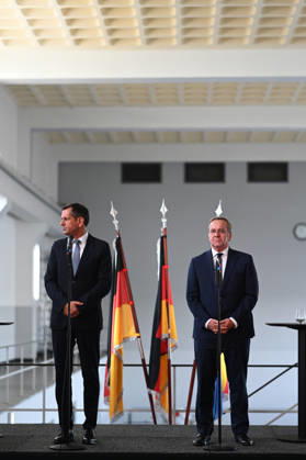 Marine bekommt neuen Hafen in Emden Boris Pistorius (SPD), Bundesminister der Verteidigung, spricht bei einer Pressekonferenz im Hauptschöpfwerk Knock, neben ihn steht Olaf Lies (SPD), Ministerpräsident von Niedersachsen. Boris Pistorius(SPD) hat heute bekannt gegeben, dass in Emden ein neuer Marinehafen entstehen soll. Die Marine soll im Zuge einer neuen Strategie aufgerüstet werden und braucht einen weiteren Hafen in der Nordsee. Emden Niedersachsen Deutschland