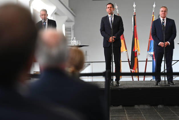Marine bekommt neuen Hafen in Emden Boris Pistorius (SPD), Bundesminister der Verteidigung, spricht bei einer Pressekonferenz im Hauptschöpfwerk Knock, neben ihn steht Olaf Lies (SPD), Ministerpräsident von Niedersachsen. Boris Pistorius(SPD) hat heute bekannt gegeben, dass in Emden ein neuer Marinehafen entstehen soll. Die Marine soll im Zuge einer neuen Strategie aufgerüstet werden und braucht einen weiteren Hafen in der Nordsee. Emden Niedersachsen Deutschland