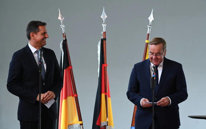 Marine bekommt neuen Hafen in Emden Boris Pistorius (SPD), Bundesminister der Verteidigung, spricht bei einer Pressekonferenz im Hauptschöpfwerk Knock, neben ihn steht Olaf Lies (SPD), Ministerpräsident von Niedersachsen. Boris Pistorius(SPD) hat heute bekannt gegeben, dass in Emden ein neuer Marinehafen entstehen soll. Die Marine soll im Zuge einer neuen Strategie aufgerüstet werden und braucht einen weiteren Hafen in der Nordsee. Emden Niedersachsen Deutschland