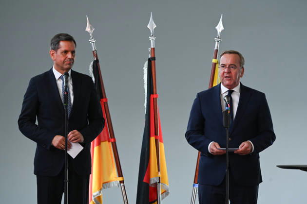 Marine bekommt neuen Hafen in Emden Boris Pistorius (SPD), Bundesminister der Verteidigung, spricht bei einer Pressekonferenz im Hauptschöpfwerk Knock, neben ihn steht Olaf Lies (SPD), Ministerpräsident von Niedersachsen. Boris Pistorius(SPD) hat heute bekannt gegeben, dass in Emden ein neuer Marinehafen entstehen soll. Die Marine soll im Zuge einer neuen Strategie aufgerüstet werden und braucht einen weiteren Hafen in der Nordsee. Emden Niedersachsen Deutschland