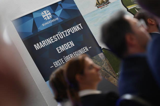 Marine bekommt neuen Hafen in Emden Boris Pistorius (SPD) hat heute bekannt gegeben, dass in Emden ein neuer Marinehafen entstehen soll. Die Marine soll im Zuge einer neuen Strategie aufgerüstet werden und braucht einen weiteren Hafen in der Nordsee. Emden Niedersachsen Deutschland