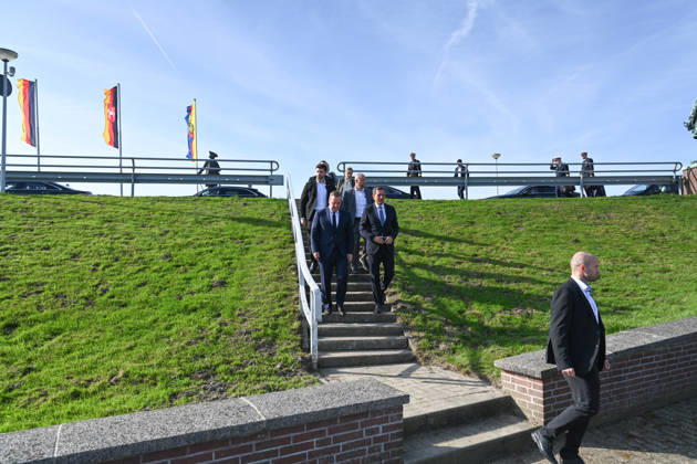 Marine bekommt neuen Hafen in Emden Olaf Lies (SPD), Ministerpräsident von Niedersachsen, kommt mit Boris Pistorius (SPD), Bundesminister der Verteidigung, am Hauptschöpfwerk Knock an. Bundesverteidigungsminister Boris Pistorius (SPD) hat heute bekannt gegeben, dass in Emden ein neuer Marinehafen entstehen soll. Die Marine soll im Zuge einer neuen Strategie aufgerüstet werden und braucht einen weiteren Hafen in der Nordsee. Emden Niedersachsen Deutschland