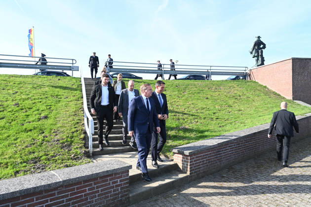 Marine bekommt neuen Hafen in Emden Olaf Lies (SPD), Ministerpräsident von Niedersachsen, kommt mit Boris Pistorius (SPD), Bundesminister der Verteidigung, am Hauptschöpfwerk Knock an. Bundesverteidigungsminister Boris Pistorius (SPD) hat heute bekannt gegeben, dass in Emden ein neuer Marinehafen entstehen soll. Die Marine soll im Zuge einer neuen Strategie aufgerüstet werden und braucht einen weiteren Hafen in der Nordsee. Emden Niedersachsen Deutschland