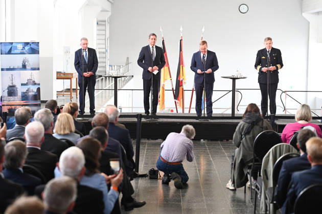 Marine bekommt neuen Hafen in Emden Emdens erster Stadtrat Horst Jahnke (SPD), Olaf Lies (SPD), Ministerpräsident von Niedersachsen, Boris Pistorius (SPD), Bundesminister der Verteidigung, und Inspekteur der Marine, Vizeadmiral Wilhelm Tobias Abry, geben eine Pressekonferenz im Hauptschöpfwerk Knock. Bundesverteidigungsminister Boris Pistorius (SPD) hat heute bekannt gegeben, dass in Emden ein neuer Marinehafen entstehen soll. Die Marine soll im Zuge einer neuen Strategie aufgerüstet werden und braucht einen weiteren Hafen in der Nordsee. Emden Niedersachsen Deutschland